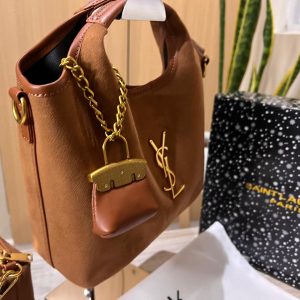 YSL Vintage terciopelo. Bolso y bandolera. Tamaño pequeño – Medidas: 27×27 cm